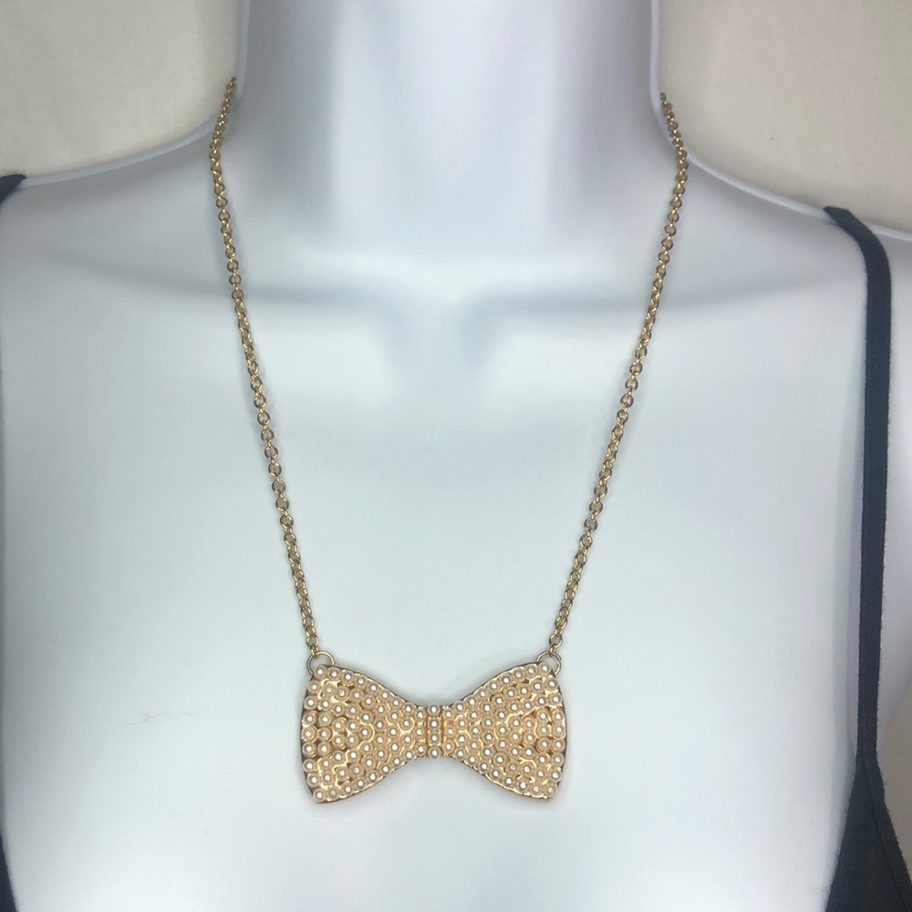 Pink pearl bow necklace